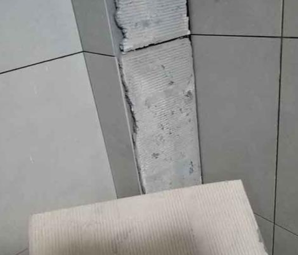 修武瓷砖空鼓维修公司分享下厨房瓷砖脱落的补救措施。